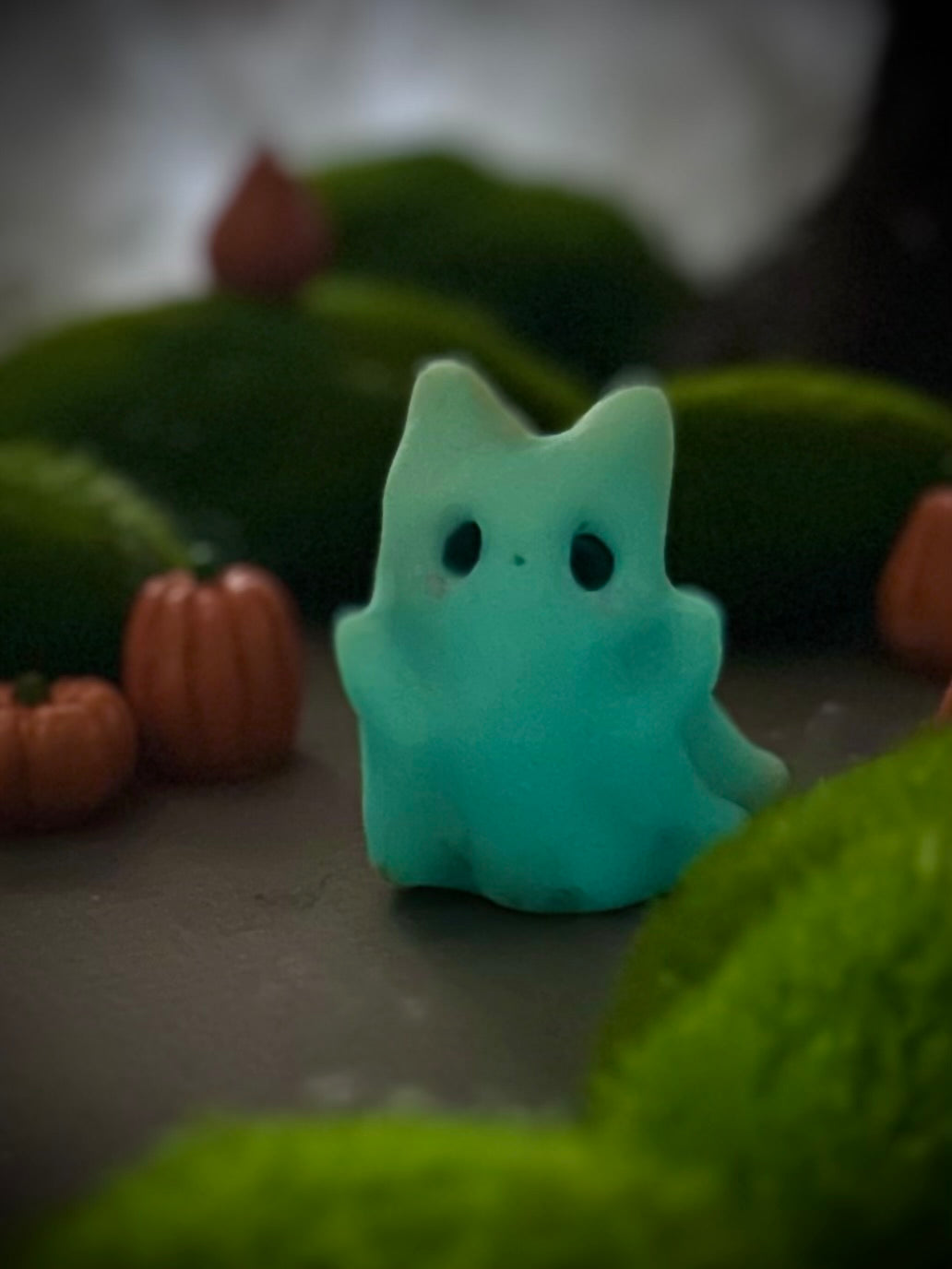 1 dollar Surprise Ghost Glow Cat 2 inch arttoy, figurine
