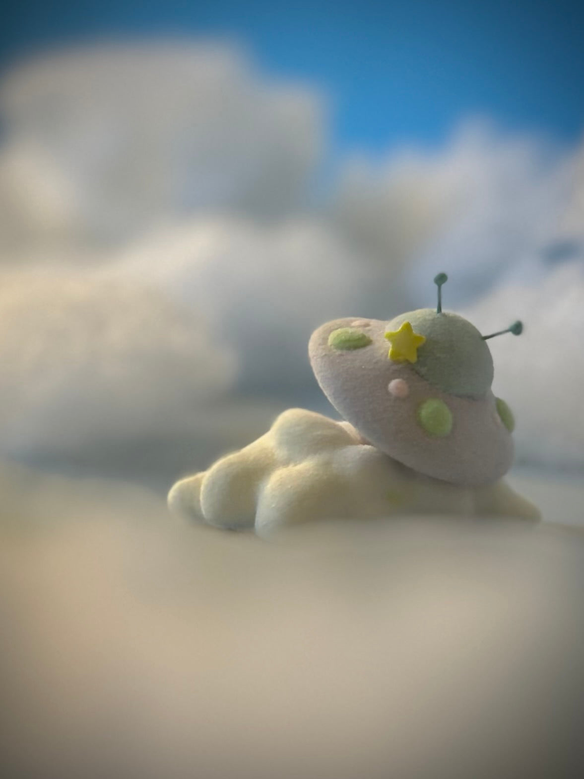 Preorder Lavender Flying Saucer 3 inch Flocked Figure with  Flocked Cloud Base