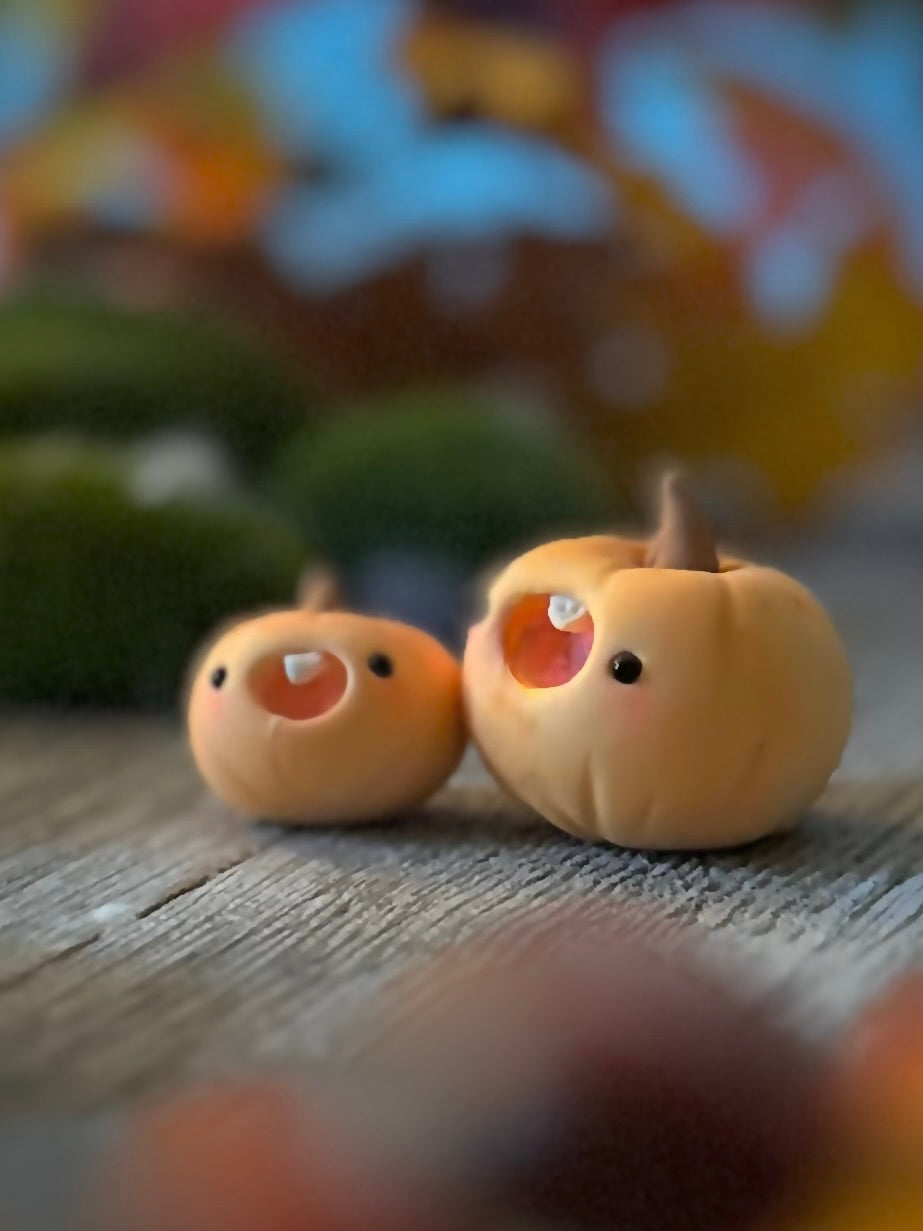 Pair of derpy punkins  1.5 clay figurine with wooden base. (Not Flocked)
