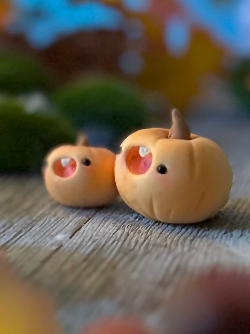 Pair of derpy punkins  1.5 clay figurine with wooden base. (Not Flocked)