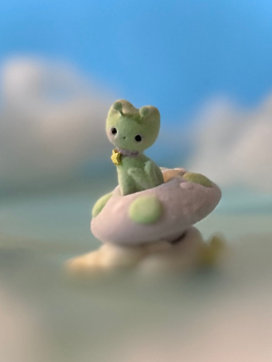 Preorder Itty Bitty Alien Kitty 2  inch Flocked Figurine
