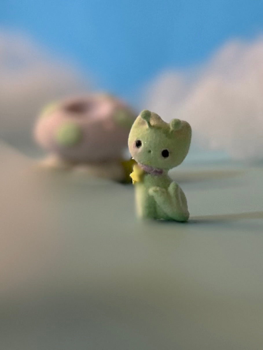 Preorder Itty Bitty Alien Kitty 2  inch Flocked Figurine