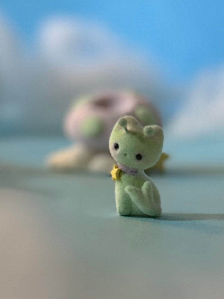 Preorder Itty Bitty Alien Kitty 2  inch Flocked Figurine
