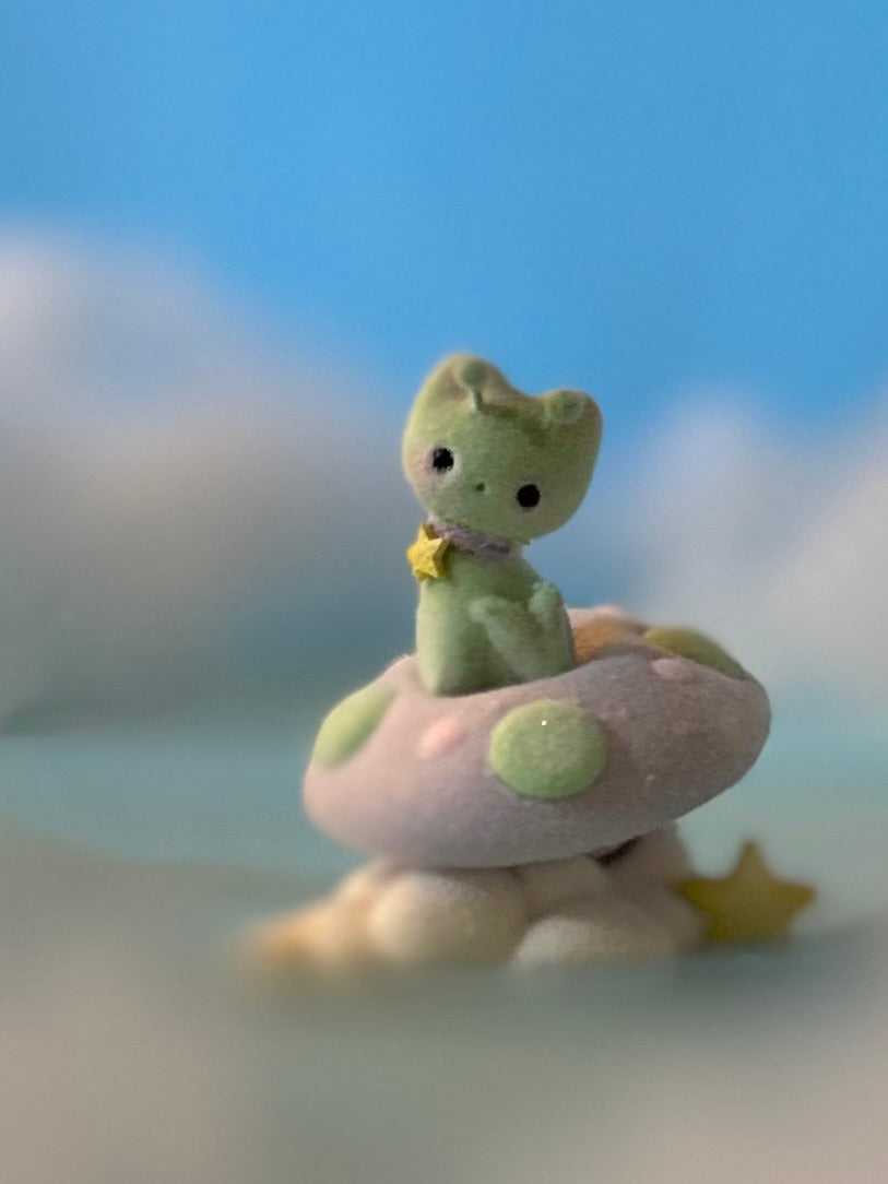 Preorder Itty Bitty Alien Kitty 2  inch Flocked Figurine