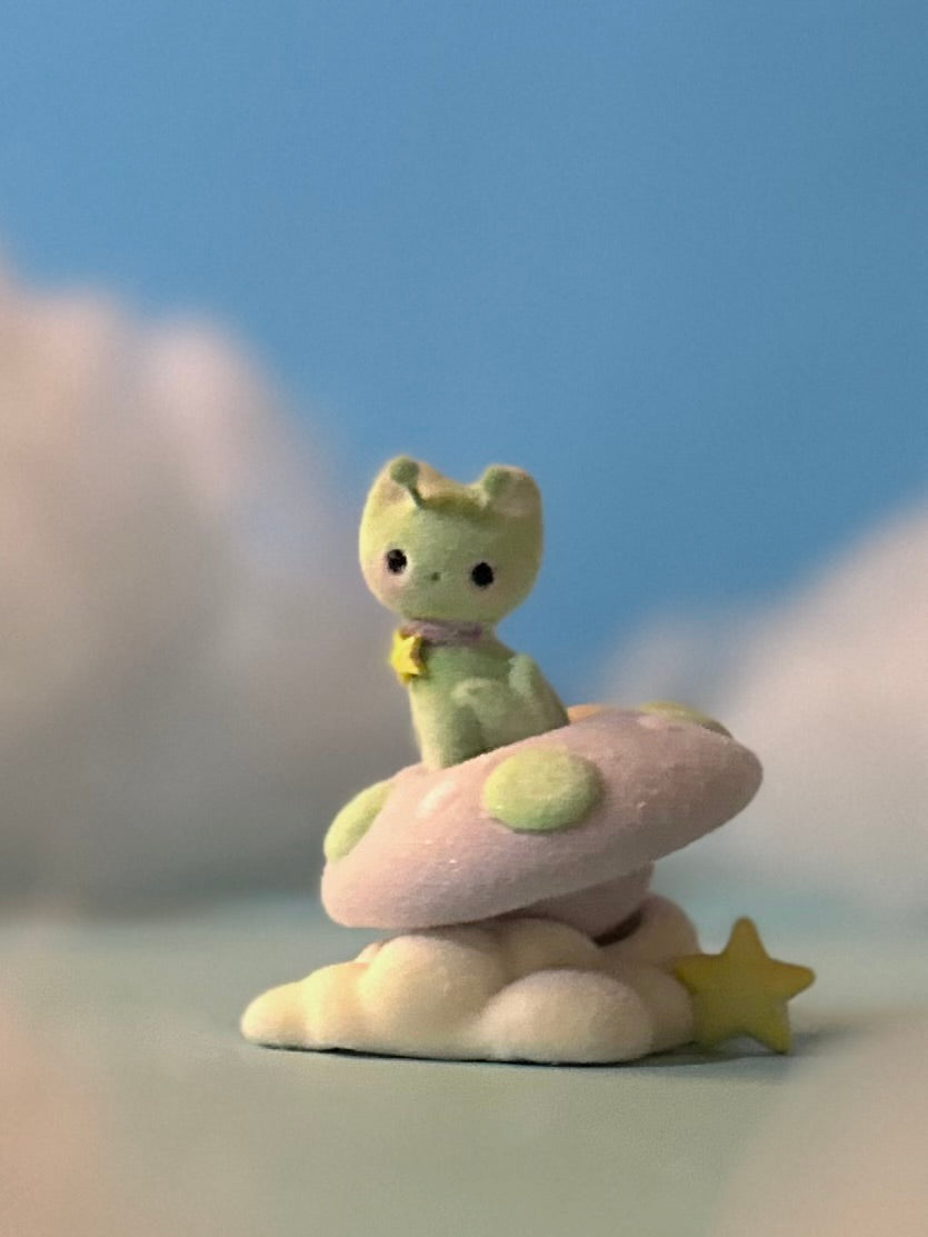 Preorder Itty Bitty Alien Kitty 2  inch Flocked Figurine