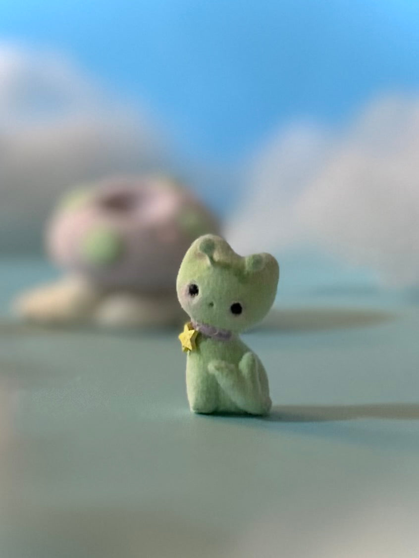 Preorder Itty Bitty Alien Kitty 2  inch Flocked Figurine