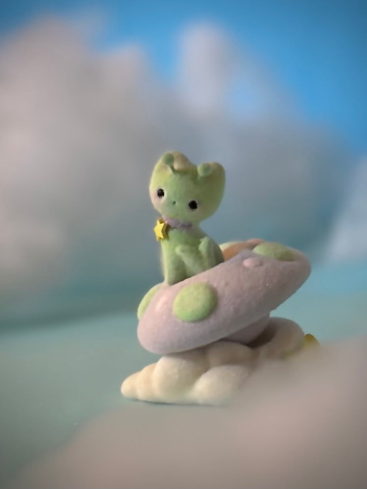 Preorder Itty Bitty Alien Kitty 2  inch Flocked Figurine