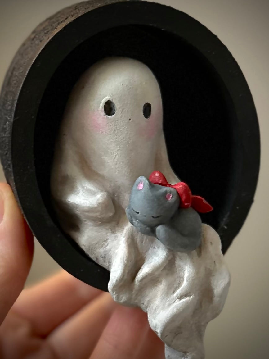 “Ghost in a Wall, George” 4 inch Wall Hanging