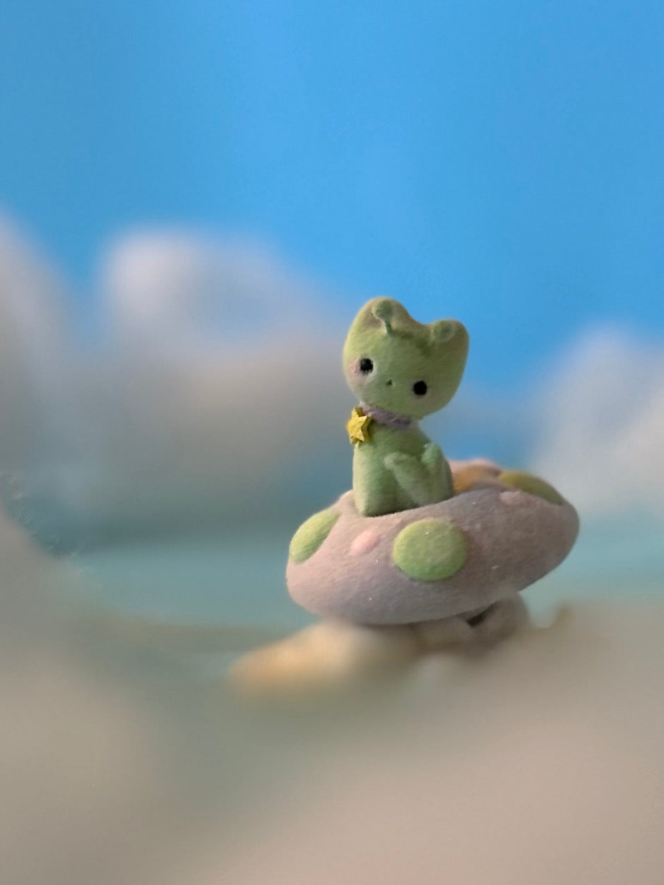 Preorder Itty Bitty Alien Kitty 2  inch Flocked Figurine
