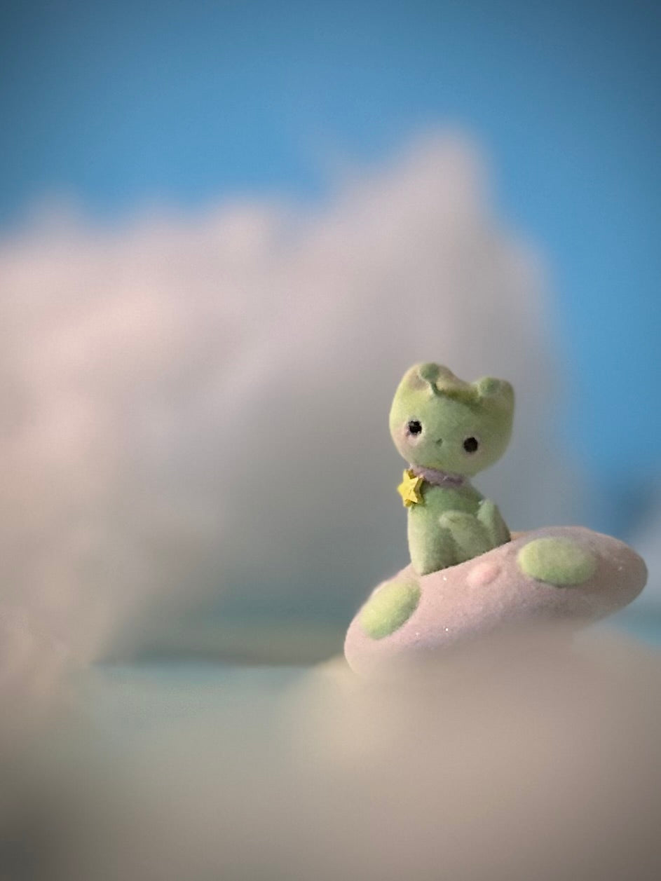 Preorder Itty Bitty Alien Kitty 2  inch Flocked Figurine