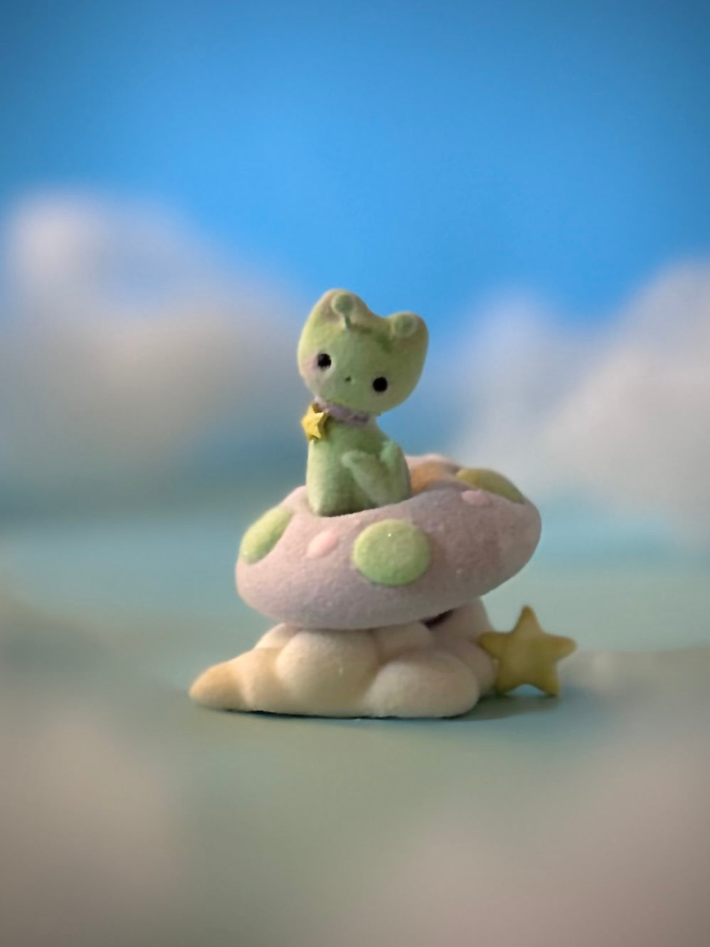 Preorder Itty Bitty Alien Kitty 2  inch Flocked Figurine