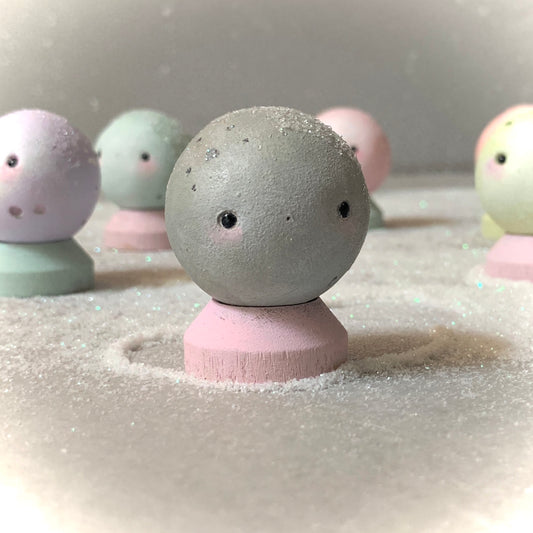 Gray Mini Moon Man 2x2 figurine