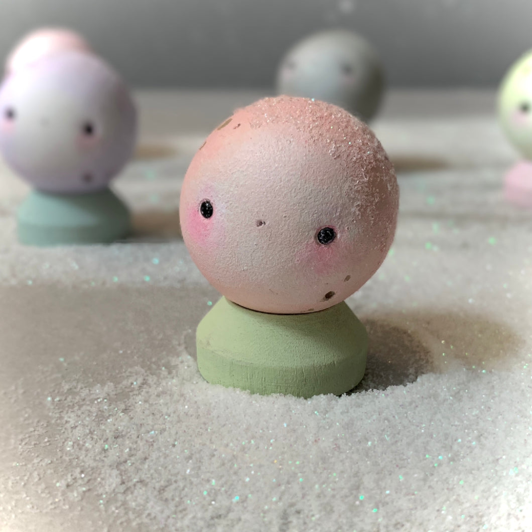 Peach Mini Moon Man 2x2 figurine